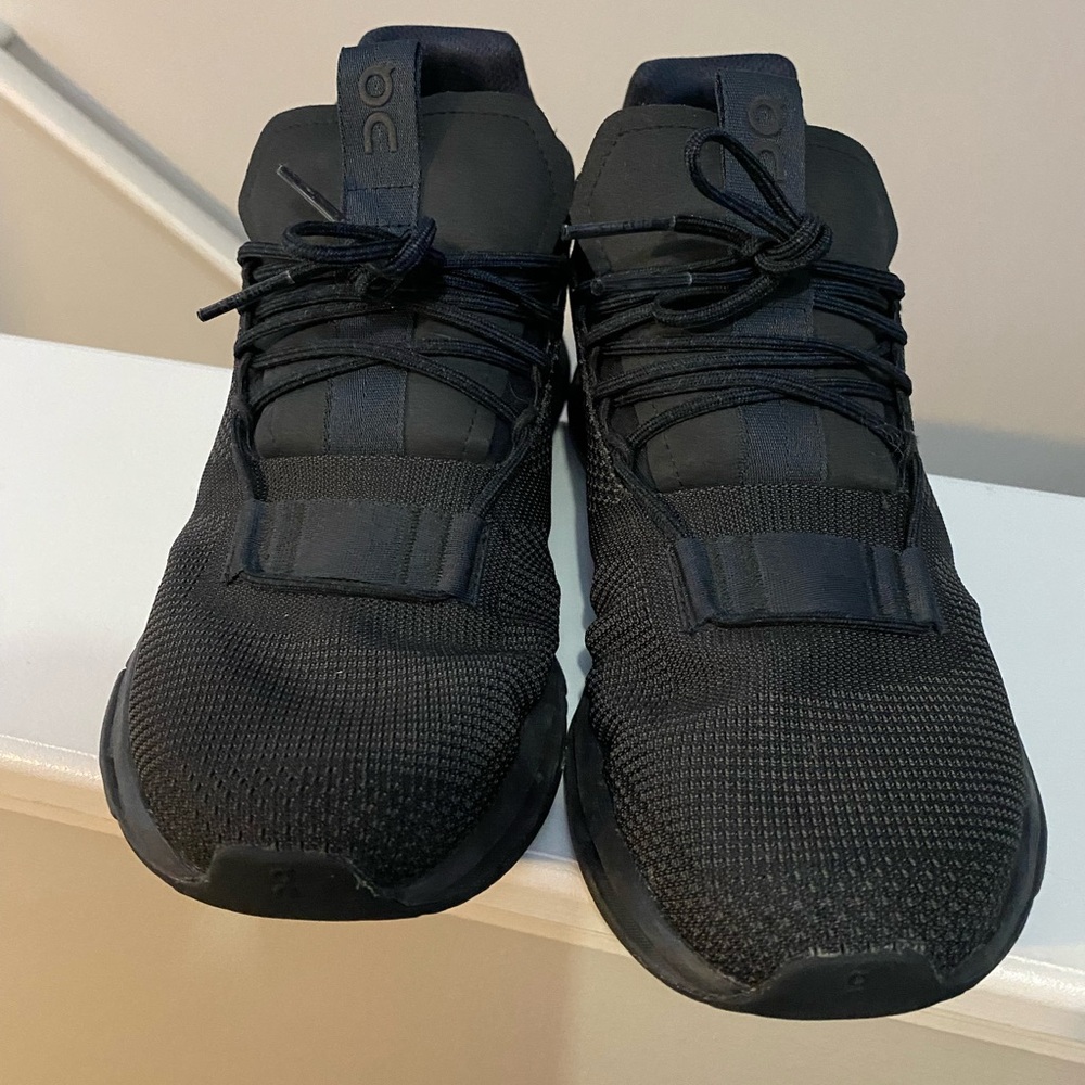 On cloud nova mens 7 womens 8.5